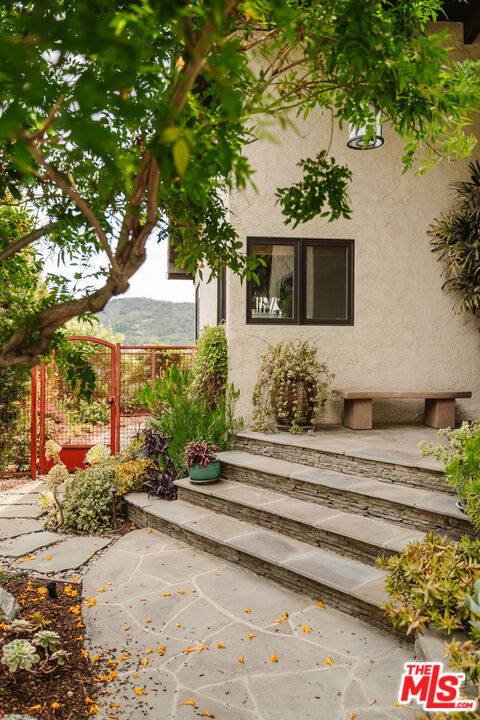 2208 Westridge Road, Los Angeles CA: https://media.crmls.org/mediaz/f23077e3-5032-413a-9682-2c469f73d475.jpg