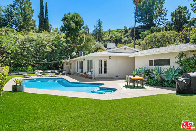 4450 Coronet Drive, Encino CA: https://media.crmls.org/mediaz/f230b03a-e436-44e4-b44e-c44bf66d0bc4.jpg