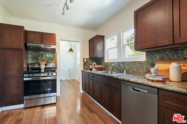 913 N Clybourn Avenue, Burbank CA: https://media.crmls.org/mediaz/f2342aca-5395-4d36-bba0-b4d1ec79a74b.jpg