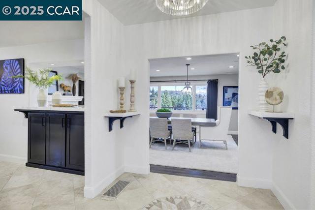 24 Crest Ct, Alamo CA: https://media.crmls.org/mediaz/f235368c-4cce-4b01-aae0-efaf3ee77791.jpg