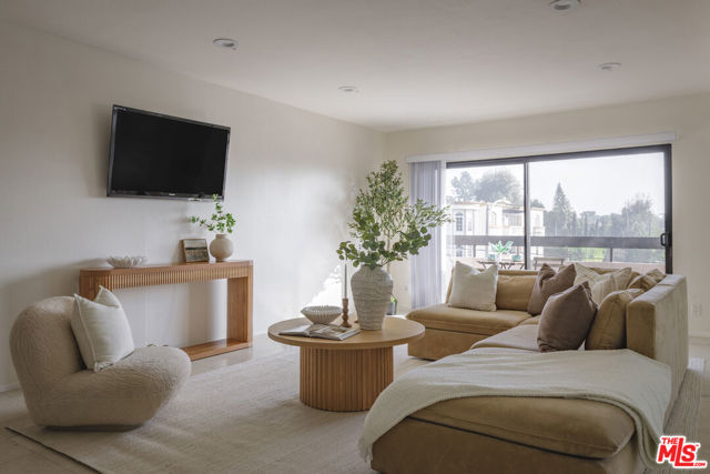 4829 Whitsett Avenue, Valley Village CA: https://media.crmls.org/mediaz/f236430c-a4ac-43d4-8ef1-15705ad1f9b8.jpg