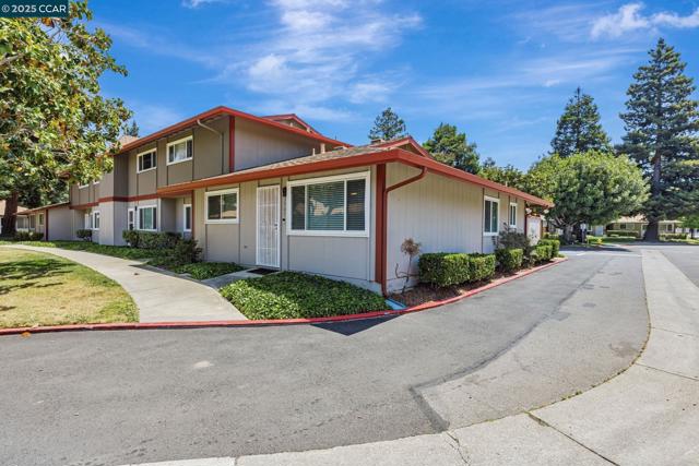 3797 Oxford Cmn, Fremont CA: https://media.crmls.org/mediaz/f236a05e-30ca-496f-aee6-821bf6a047c8.jpg
