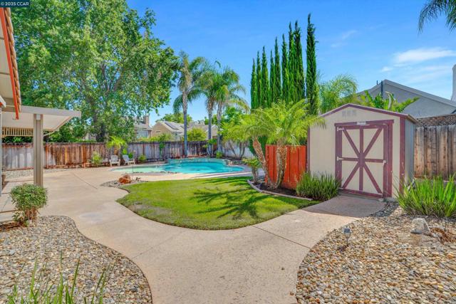 380 Claremont Dr, Brentwood CA: https://media.crmls.org/mediaz/f2377b81-cdbb-479a-8fa8-93c277c56fea.jpg