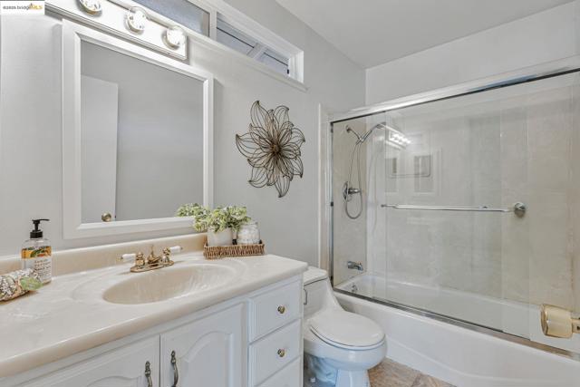 4414 Willow Glen Ct, Concord CA: https://media.crmls.org/mediaz/f2385d7e-024b-47d7-9b44-8a736aaae4fd.jpg