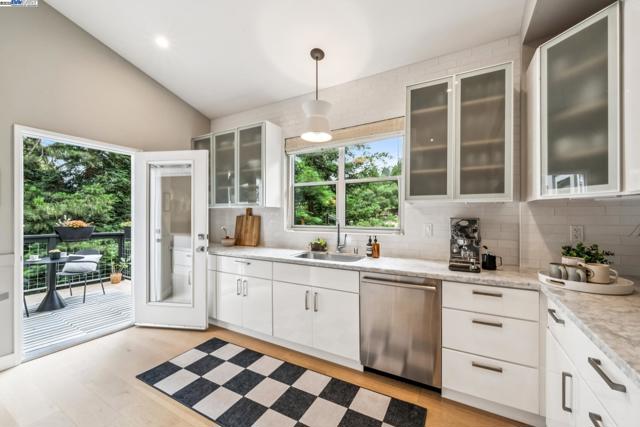 2005 TUNNEL RD, Oakland CA: https://media.crmls.org/mediaz/f23909d0-de71-45bb-9ed8-e04947e9c8b9.jpg