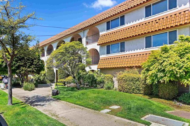 2133 Santa Clara Ave, Alameda CA: https://media.crmls.org/mediaz/f23a1fa7-5da7-45f5-ad71-e65d8d1bcaa2.jpg