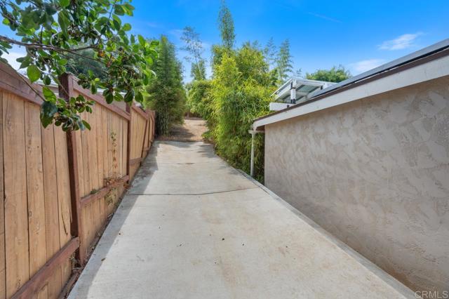 1374 Orpheus Ave, Encinitas CA: https://media.crmls.org/mediaz/f23b4b84-39cc-404c-a436-30e9e76edc4c.jpg