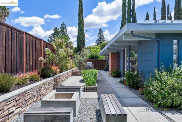 4003 Santa Fe CT, Concord CA: https://media.crmls.org/mediaz/f23b577a-694c-4c13-b99e-12e36a7e8452.jpg