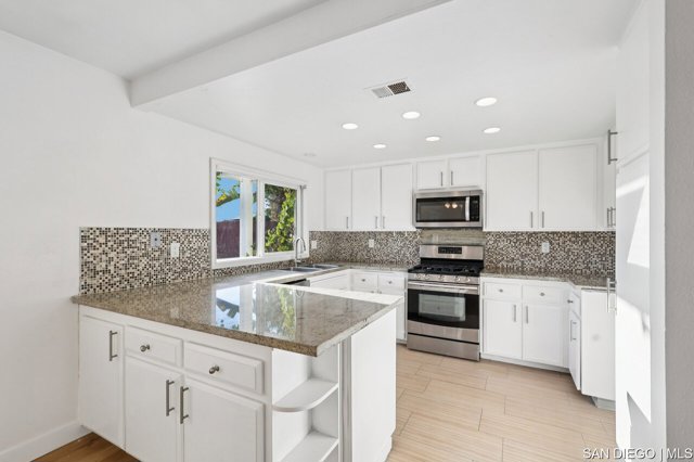 7270 Rondel CT, San Diego CA: https://media.crmls.org/mediaz/f23beacb-0c7e-4058-ae19-8e95ef1a7172.jpg