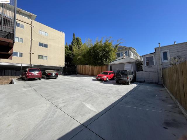 290 Park View Terrace, Oakland CA: https://media.crmls.org/mediaz/f23c958b-7e6b-4459-bb8b-b7aff0d9143c.jpg