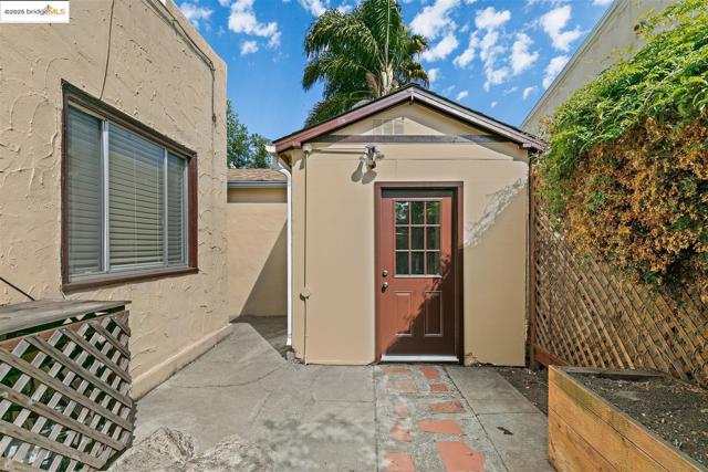 2201 Spaulding Ave, Berkeley CA: https://media.crmls.org/mediaz/f23d47ea-3520-43cf-930b-d8c508cf4948.jpg