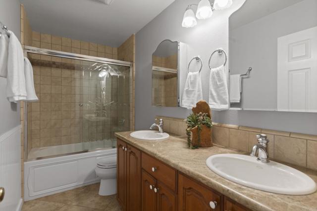 Detail Gallery Image 18 of 26 For 1979 Oxford Ct, Vista,  CA 92081 - 4 Beds | 2/1 Baths