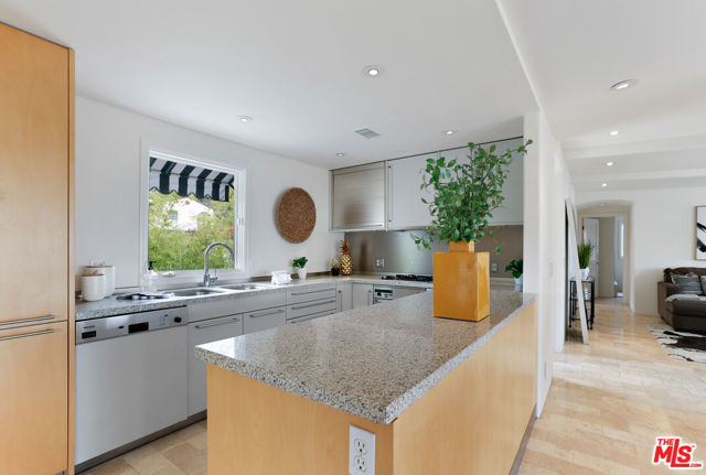 6240 Mulholland Highway, Los Angeles CA: https://media.crmls.org/mediaz/f23dd41c-a8b4-4c49-83a3-6ad87410e302.jpg