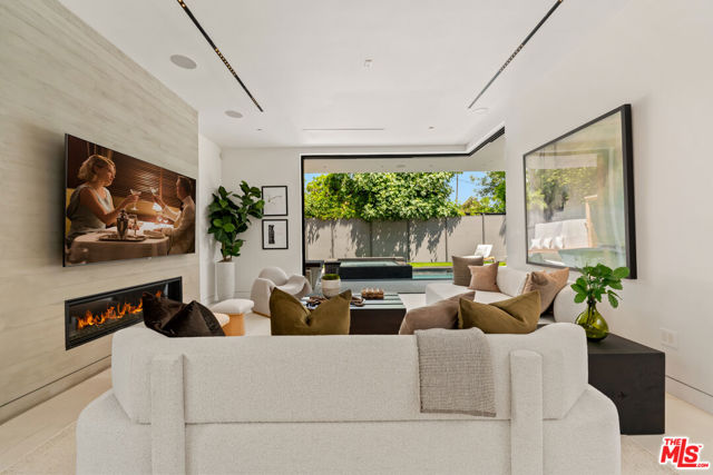 818 N Curson Avenue, Los Angeles CA: https://media.crmls.org/mediaz/f23e84f0-865c-4dd4-acc6-037d785fc6c6.jpg
