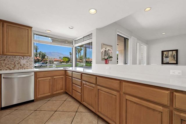 89 La Ronda Drive, Rancho Mirage CA: https://media.crmls.org/mediaz/f23f9415-5e4d-4793-9ac6-4a80a80191de.jpg