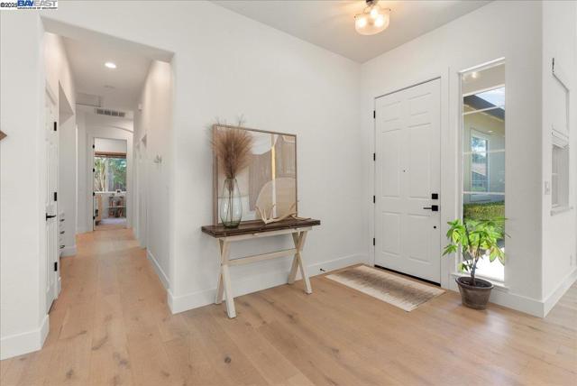 3319 Besana Dr, El Dorado Hills CA: https://media.crmls.org/mediaz/f23fa8d3-ae8e-4641-a55c-778a4e3e9f43.jpg