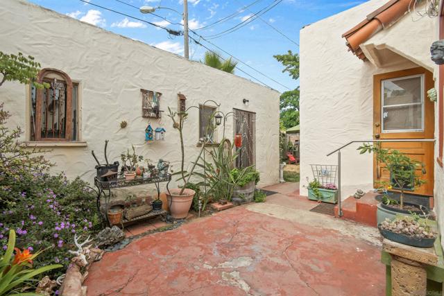 1032 Alberta Pl, San Diego CA: https://media.crmls.org/mediaz/f23fe730-a859-4ab0-b3ab-48fc59fcb96d.jpg