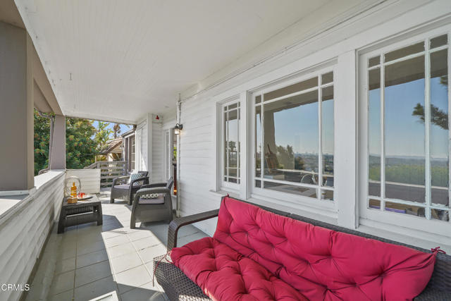 Detail Gallery Image 5 of 36 For 3961 Cumberland Ave, Los Angeles,  CA 90027 - 3 Beds | 2 Baths