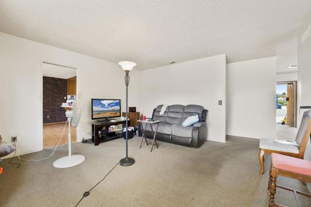 152 Leoma Ln, Chula Vista CA: https://media.crmls.org/mediaz/f2411b1f-75ee-4c35-9799-48571b777f72.jpg