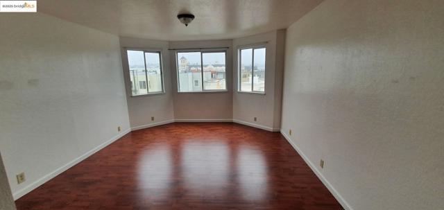 369 21st AVE, San Francisco CA: https://media.crmls.org/mediaz/f241ac18-1ffc-44ca-b28e-be8d6271a8c9.jpg