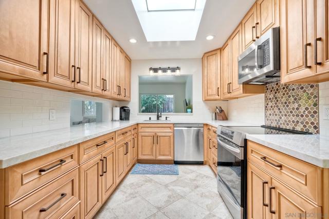 11668 Altoona Dr, El Cajon CA: https://media.crmls.org/mediaz/f241e461-3df9-42d8-8575-5daffd527acf.jpg