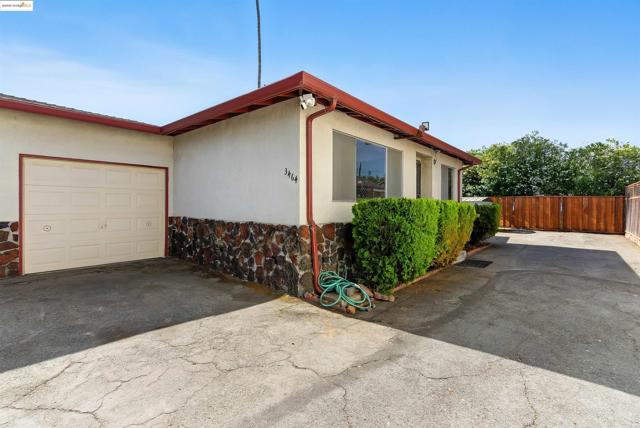 3464 Michael Dr, Redwood City CA: https://media.crmls.org/mediaz/f242459d-0402-42f8-8e1d-08f2baf311db.jpg