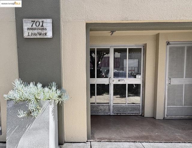 701 Pennsylvania AVE, San Francisco CA: https://media.crmls.org/mediaz/f2424928-be2a-43bf-8acf-b4f3616a2171.jpg
