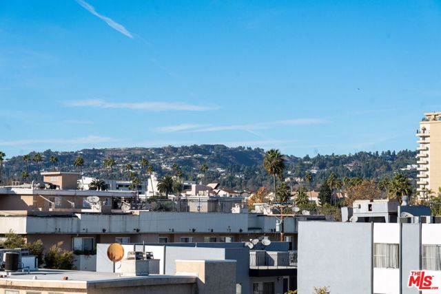 160 N La Peer Drive, Beverly Hills CA: https://media.crmls.org/mediaz/f242b9bc-faf3-41fb-bcfb-e55c3e052ea1.jpg