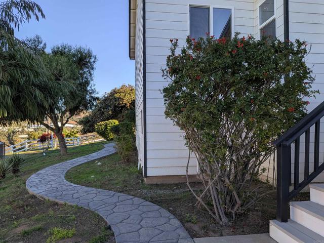 Detail Gallery Image 13 of 21 For 1925 Robinhood Rd, Vista,  CA 92084 - 5 Beds | 4/1 Baths