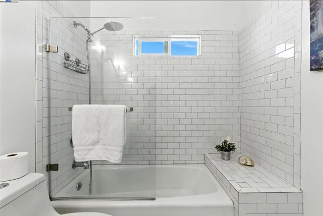 3936 Midvale Ave, Oakland CA: https://media.crmls.org/mediaz/f2452c10-b6d7-4845-9f38-51288a307ce1.jpg