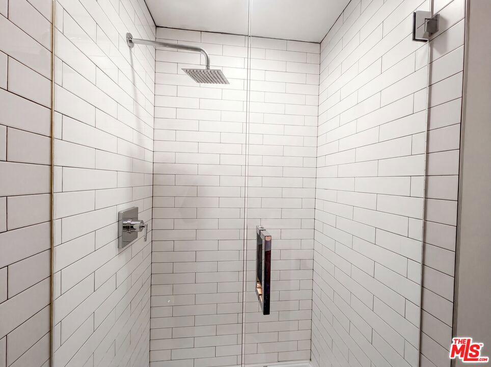 https://media.crmls.org/mediaz/f2453849-8119-4a18-80b2-1cd296c81368.jpg?preset=X-Large