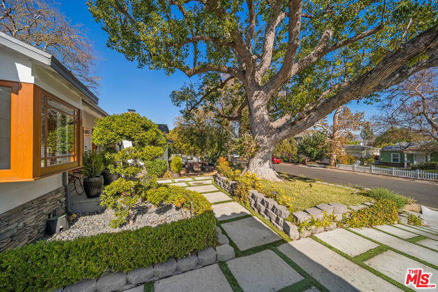 5013 Auckland Avenue, Toluca Lake CA: https://media.crmls.org/mediaz/f2470454-4f5c-4cc3-a384-5e3459600299.jpg