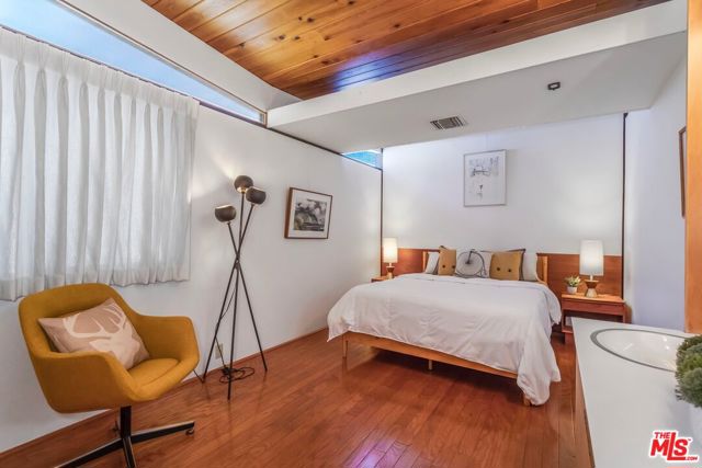 8554 Day Street, Sunland CA: https://media.crmls.org/mediaz/f248768e-ebe3-46dc-82ee-0de5385e3c54.jpg