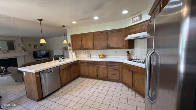12670 Crescentmeadow Court, Moorpark CA: https://media.crmls.org/mediaz/f249449f-af71-4157-bf79-1a5fe9ef2dc5.jpg