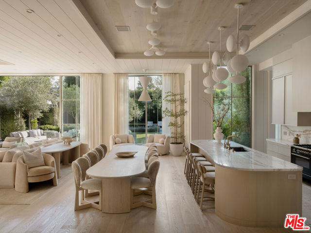 127 S Burlingame Avenue, Los Angeles CA: https://media.crmls.org/mediaz/f24a9cdb-2537-44df-910f-8da390ff3d1c.jpg