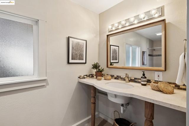 5920 Ascot Dr, Oakland CA: https://media.crmls.org/mediaz/f24aac48-64a4-42da-938e-38677f1f261b.jpg
