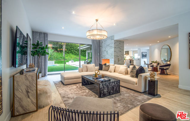 1922 N Beverly Place, Beverly Hills CA: https://media.crmls.org/mediaz/f24aba7c-f4cc-46b1-8bbd-ecd2c7ef046a.jpg