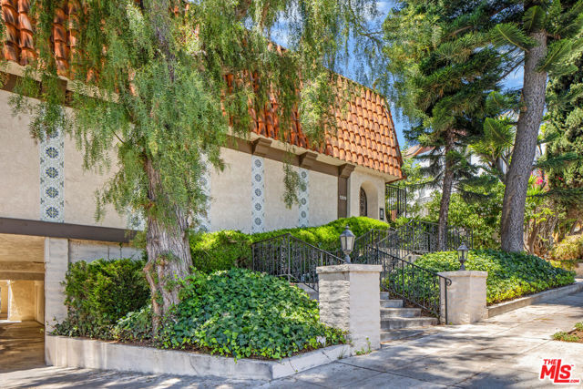 1209 Larrabee Street, 4 photo 2