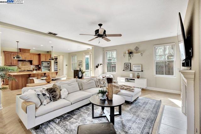 1166 Taraya Terrace, Hercules CA: https://media.crmls.org/mediaz/f24b6841-7834-4397-a6da-b98a8e76da0e.jpg