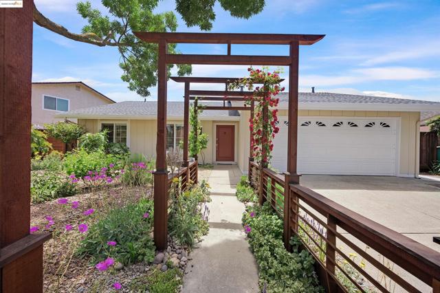 32212 Deborah Dr, Union City CA: https://media.crmls.org/mediaz/f24c28c0-83d4-4f2e-ac2f-e581c1d43f1d.jpg