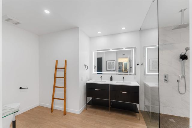 700 Front St, San Diego CA: https://media.crmls.org/mediaz/f24c71e7-0b74-4d7a-8269-b12e5f5e3263.jpg