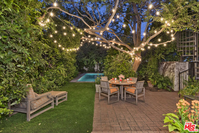 232 N Arden Boulevard, Los Angeles CA: https://media.crmls.org/mediaz/f24ce262-3cbd-457c-ae72-ec69ca4284c7.jpg