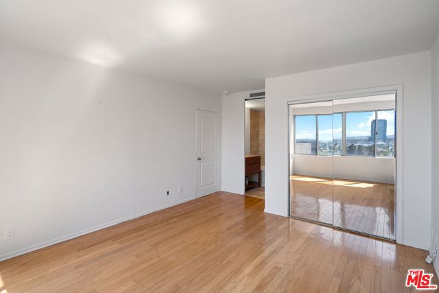 865 Comstock Avenue, Los Angeles CA: https://media.crmls.org/mediaz/f24ea531-d971-4fa1-a230-03733fadfdcf.jpg