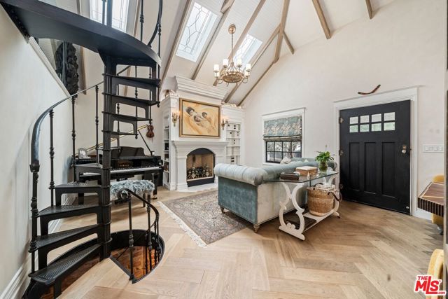 2116 3rd Street, Santa Monica CA: https://media.crmls.org/mediaz/f24f0bb2-1bc9-4413-b44d-abff88b4c043.jpg
