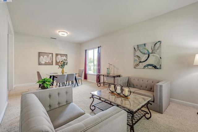 2453 Gardenstone Pl, Manteca CA: https://media.crmls.org/mediaz/f24f3869-e8e3-46e1-8f05-d43904429d4f.jpg