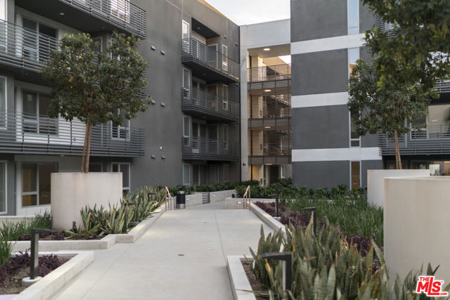 3425 W OLIVE Avenue, Burbank CA: https://media.crmls.org/mediaz/f24f604a-a9cd-4036-8331-8f34565bb1c7.jpg