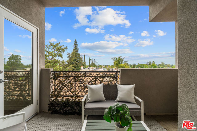 4424 Whitsett Avenue, Studio City CA: https://media.crmls.org/mediaz/f250a37a-c931-4155-b88f-dc8969a4b2c1.jpg