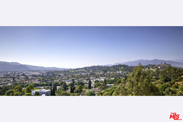 2391 Yorkshire Drive, Los Angeles CA: https://media.crmls.org/mediaz/f250b167-58d4-4005-bfc2-a74fe2acb96c.jpg
