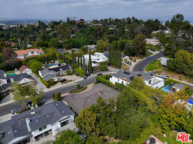 16314 Meadowridge Road, Encino CA: https://media.crmls.org/mediaz/f2518336-94bc-423f-9abc-253781b6653b.jpg
