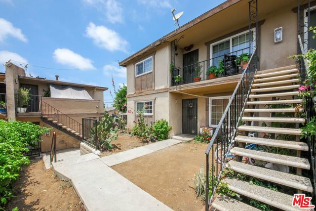 17431 Koledo Lane, Huntington Beach CA: https://media.crmls.org/mediaz/f251962f-e313-455e-86f9-4d4522b67970.jpg